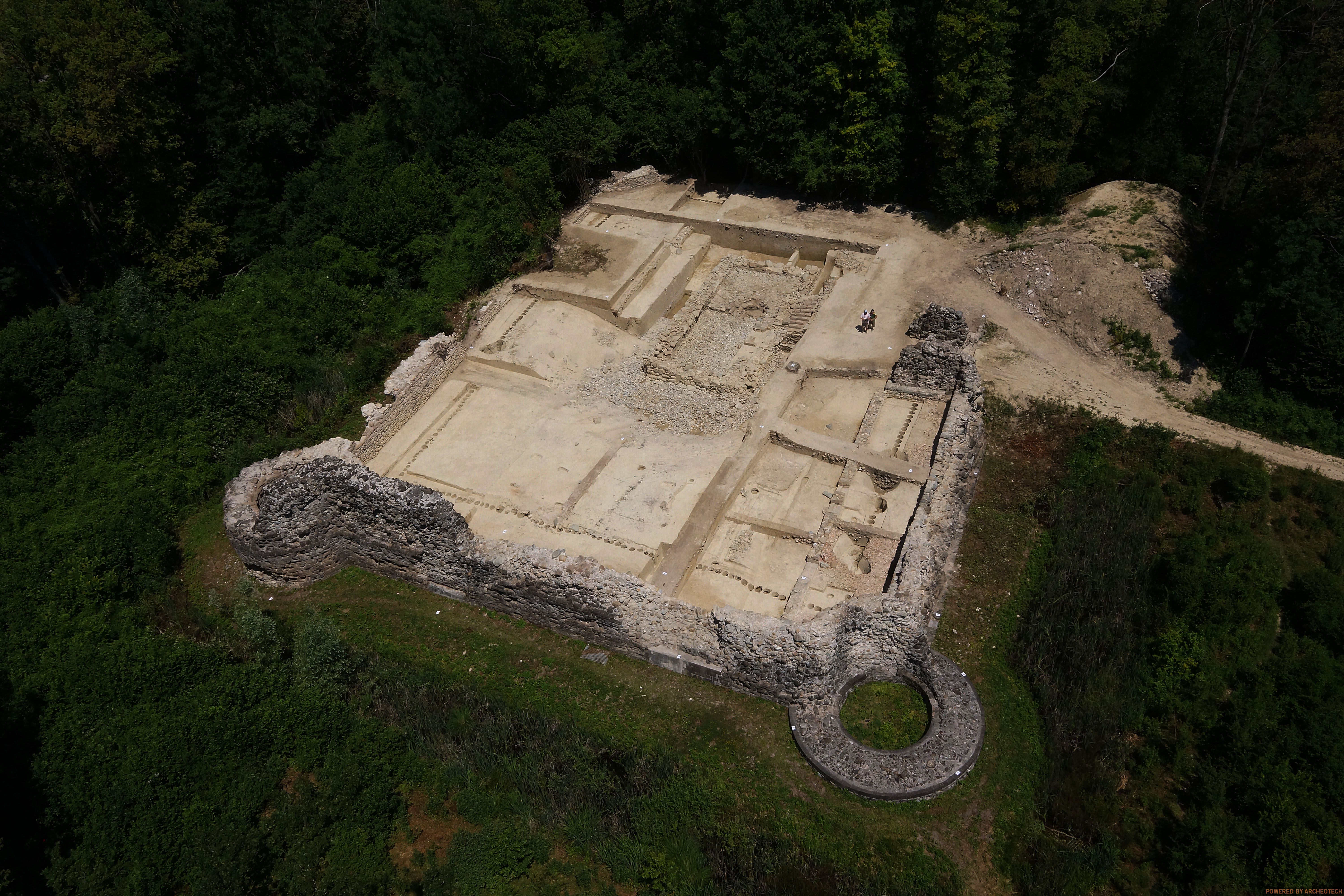 Vue aérienne du site de Rouelbeau prise au terme des investigations archéologiques, à l'occasion du relevé photogrammétrique réalisé à l'aide d'un drone (Archéotech SA).