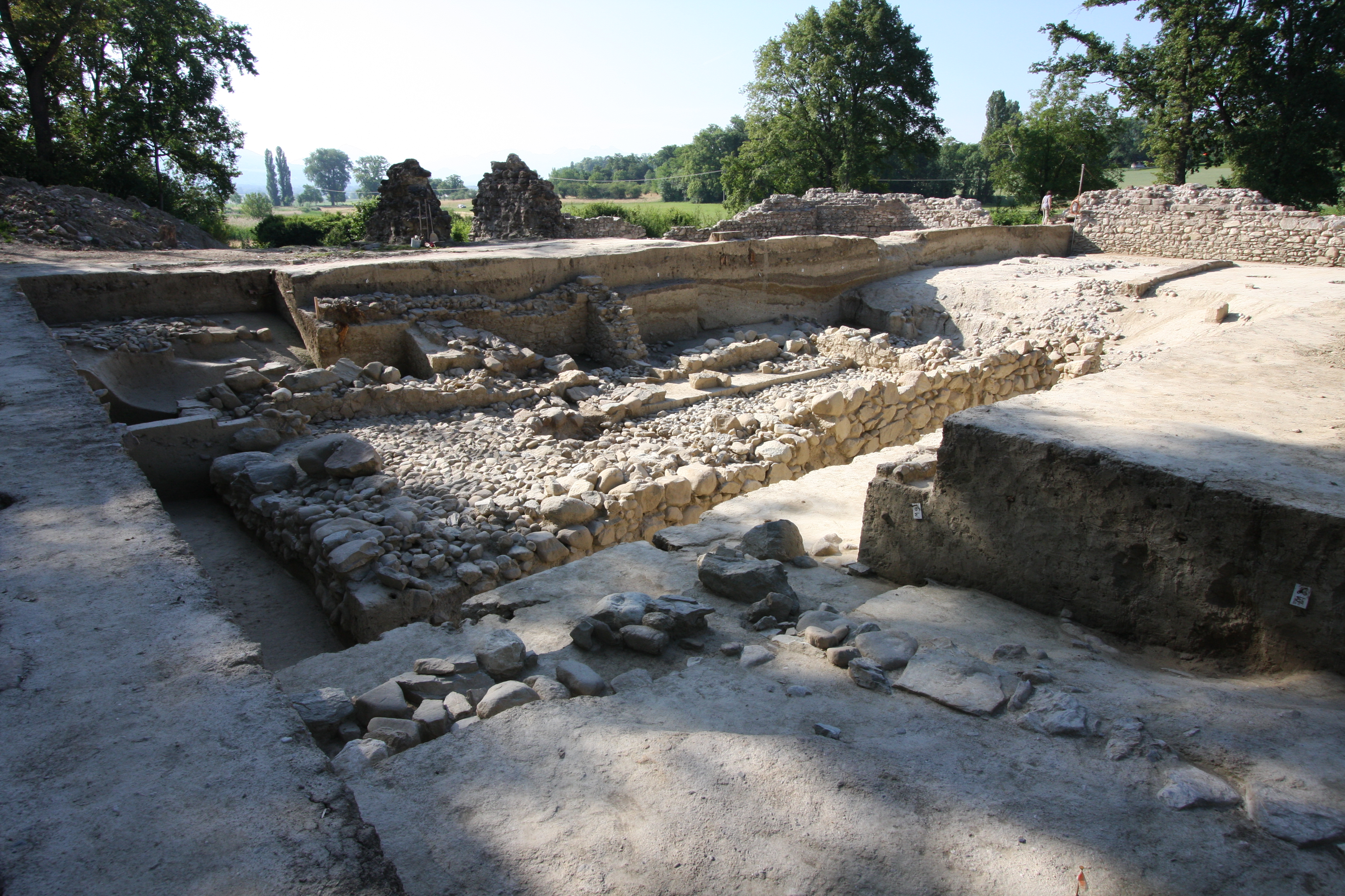 Le château de Rouelbeau lors des fouilles archéologiques. Les vestiges au centre du cliché correspondent aux soubassements du corps de logis (voir fig. 2) dont les élévations ainsi que la toiture étaient en bois (Michelle Joguin Regelin, SCA).