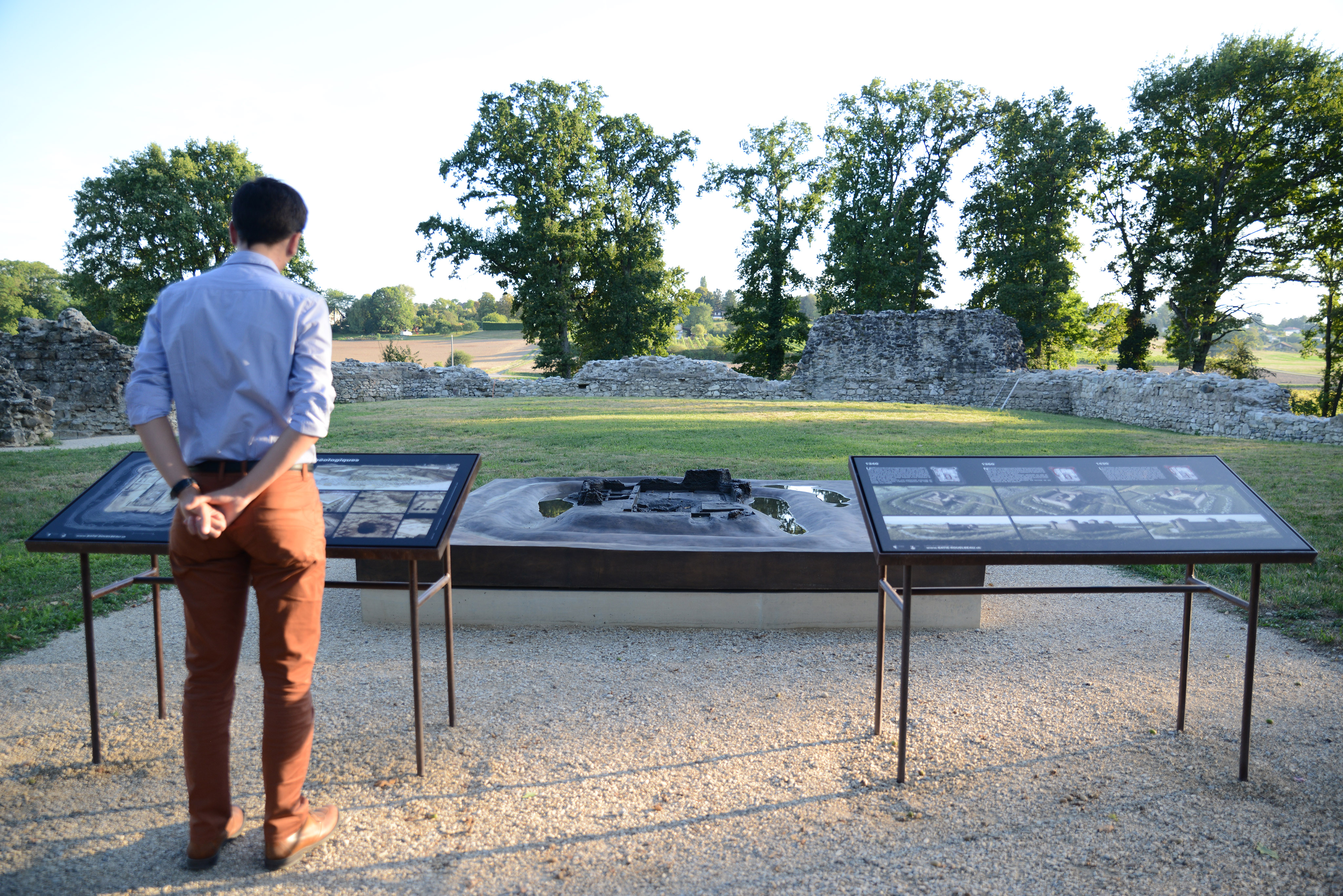 Le dialogue qui s'instaure entre les panneaux didactiques, la maquette en bronze et les ruines facilitent la compréhension du site (On-Situ).